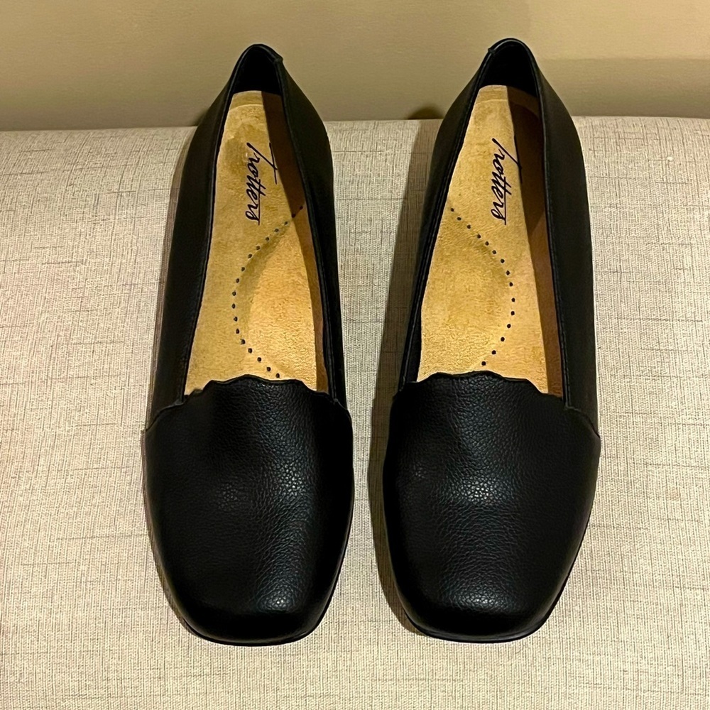 Trotter Sage Scalloped edging  Black Leather Loafers, size 7.5W
